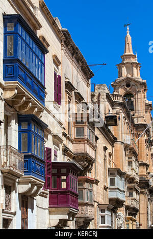 Balcons en bois coloré dans une des rues de la Valette. Banque D'Images