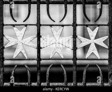 Croix de Malte sur la porte en fer forgé à la Valette Banque D'Images