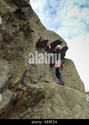 Escalade sur rocher de l'aigle dans grisedale, dans le parc national du Lake District, Cumbria, Angleterre Banque D'Images