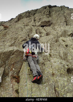 Escalade sur rocher de l'aigle dans grisedale, dans le parc national du Lake District, Cumbria, Angleterre Banque D'Images