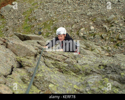 Escalade sur rocher de l'aigle dans grisedale, dans le parc national du Lake District, Cumbria, Angleterre Banque D'Images