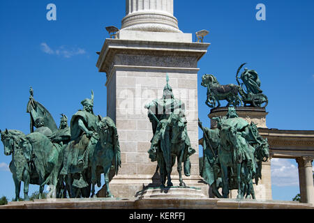 Sept statues de bronze Magyar chieftains Place des Héros de Budapest Hongrie Banque D'Images