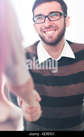 Accueil manager nouvel employé et smiling in office Banque D'Images