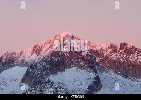 Coucher de soleil dans la montagne, pic aneto 3404 m., parc naturel posets maladeta, Huesca, Aragon, Pyrénées, Espagne Banque D'Images