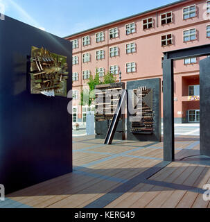 L'Italie, Lombardie, Milan, quartier Bicocca, Ateneo Nuovo 1 Square, le groupe par Arnaldo Pomodoro Domagnano Banque D'Images