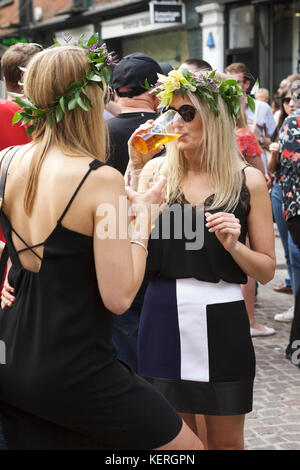 Londres femmes du Royaume-Uni boire de la bière, boire de l'alcool, boire en société, profiter d'une pinte, boire à la journée, les femmes qui boivent de l'alcool. la bière qui boit Banque D'Images