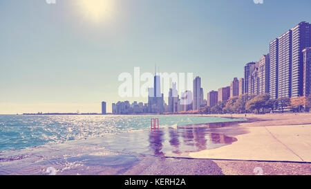 Tons vintage photo de front de mer de la ville de Chicago contre le soleil, USA. Banque D'Images