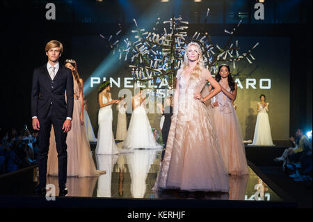 Anna Tatangelo est le célèbre chanteur italien, anciennement de gigi d'alessio héberge l 'tous les bride' à l'exposition d'outre-mer de Naples à la fin de l'passaro sposa parade. (Photo de sonia brandolone/ pacific press) Banque D'Images