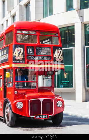 L'Angleterre, Londres, Vintage Routemaster Doubledecker Bus Rouge Banque D'Images