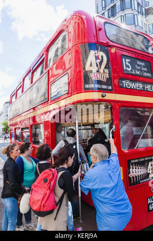 L'Angleterre, Londres, les passagers d'Vintage Routemaster Doubledecker Bus Rouge Banque D'Images