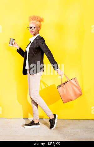 Portrait d'une dame d'affaires africaines sur le fond jaune Banque D'Images