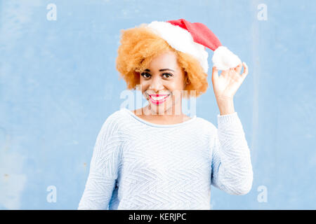 Portrait coloré d'une femme africaine dans christmas hat Banque D'Images