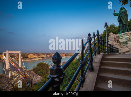 Budapest, Hongrie - la vue nocturne de Budapest depuis la colline Gellert au coucher du soleil Banque D'Images