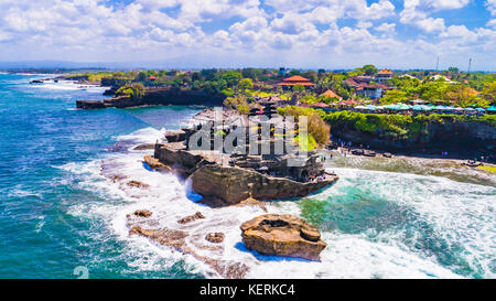 Temple de Tanah lot sur l'océan. Bali, Indonésie. Banque D'Images