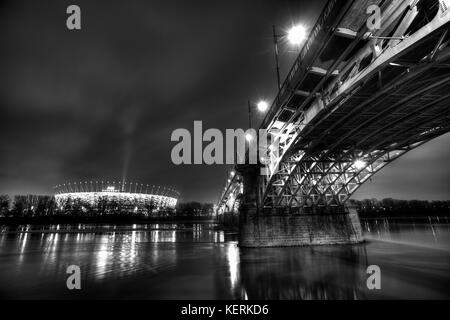 Stade national (PGE) vu de Poniatowski (pont sur la Vistule), Varsovie, capitale de la Pologne. C'est l'un des nombreux stades en Pologne bui Banque D'Images