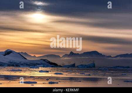 Coucher de soleil sur les montagnes de glaciers et icebergs à la dérive du détroit de Lemaire, de l'antarctique Banque D'Images