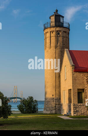 Vieux phare Mackinac Point, Mackinac Bridge, Michigan USA par Bruce Montagne/Dembinsky associés Photo Banque D'Images