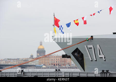 La proue du navire destroyer de la marine chinoise "haifa" et la frégate "unicen' dans le port dans le centre-ville. Invité à la célébration de la Russie Banque D'Images