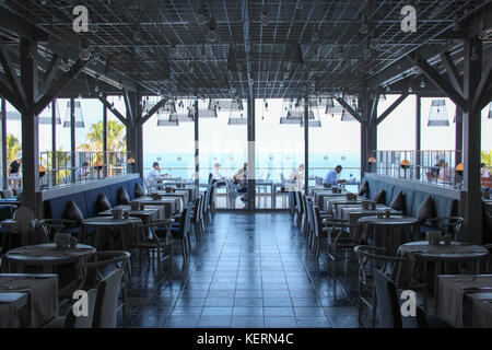 Le restaurant de l'hôtel 5 étoiles Ramada Plaza, matin, les tables vides, vue sur la mer Banque D'Images