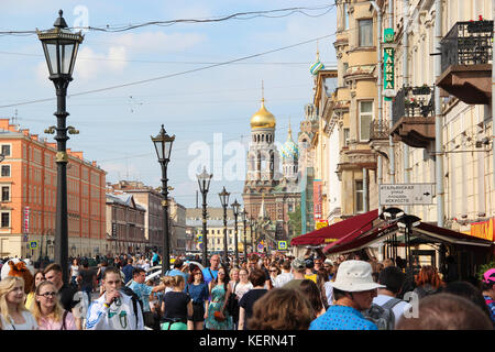 Historique, pittoresque rue à l'église sur le sang versé plein de piétons. Journée d'été ensoleillée, une foule de touristes. Lampadaires, cafés, boutiques de souvenirs, Banque D'Images