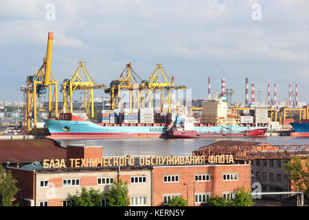 Le port du fret. Conteneurs à marchandises sont chargées / déchargés sur un navire commercial à l'aide d'une grue dans le port de la ville. L'été. Transport d'affaires Banque D'Images