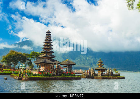 Pura Ulun Danu bratan, temple sur le lac. Bali, Indonésie. Banque D'Images