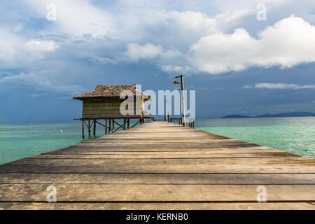 Bungalow sur l'eau dans l'île de Waigeo. Raja Ampat, Papouasie occidentale, en Indonésie. Banque D'Images