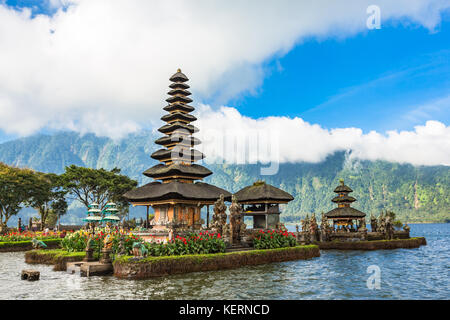 Pura Ulun Danu bratan, temple sur le lac. Bali, Indonésie. Banque D'Images