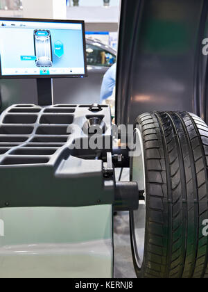 Support pour équilibrer les roues de la voiture Banque D'Images