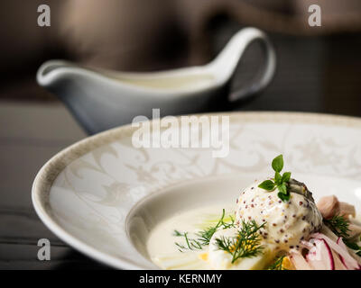 Okroshka avec du poulet et une boule de glace à la moutarde sur le kéfir Banque D'Images