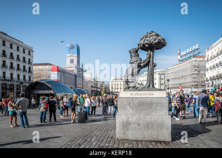 Statue de l'ours et l'Arbre aux fraises à Madrid Banque D'Images