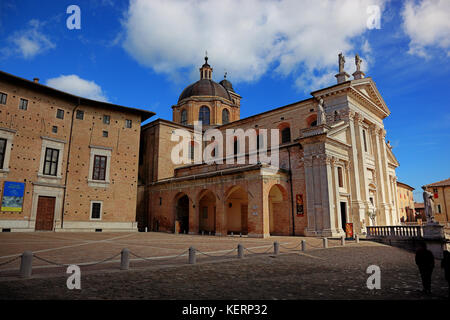 Vue de la cathédrale, le Duomo di Urbino, cathédrale Metropolitana di Santa Maria Assunta, Urbino duomo, Marches, Italie Banque D'Images