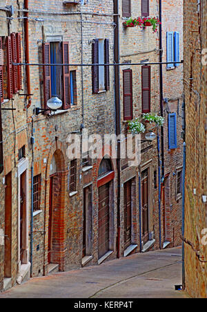 Ruelle de la vieille ville d'Urbin, Marches, Italie Banque D'Images