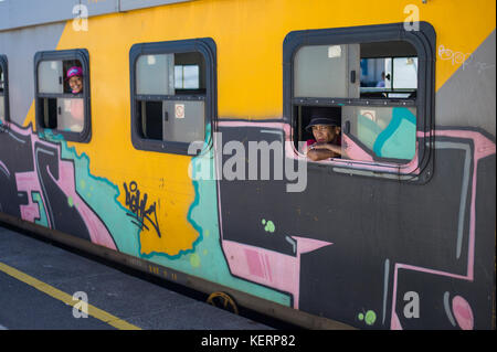 Le train se déplace le long de la côte de False Bay à Cape Town, province de Western Cape, Afrique du Sud. Banque D'Images