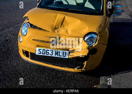 Voiture jaune endommagé dans un accident de la circulation, à Edinburgh, Ecosse, Royaume-Uni. Banque D'Images