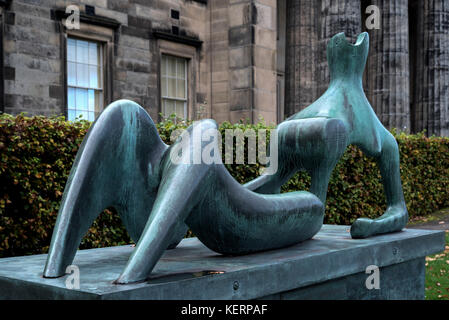 Figurine inclinable (1951) de Henry Moore, à l'extérieur de la Galerie nationale écossaise d'art moderne d'Édimbourg, en Écosse, au Royaume-Uni. Banque D'Images