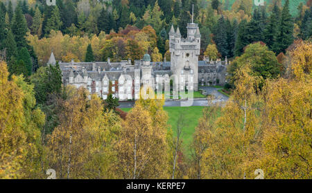 Le CHÂTEAU DE BALMORAL CRATHIE ABERDEENSHIRE ECOSSE ENTOURÉ PAR GOLDEN BIRCH TREES IN AUTUMN COLORS Banque D'Images