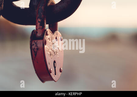 Photo en gros plan d'une ancienne écluse rouge de forme de coeur contre mer. copier l'espace. Banque D'Images