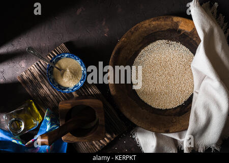 Bol en bois de graines de sésame et d'huile d'olive Banque D'Images