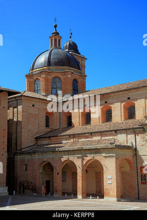 Vue de la cathédrale, le Duomo di Urbino, cathédrale Metropolitana di santa maria assuntaduomo, Urbino, Marches, Italie Banque D'Images