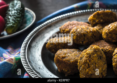 Falafel sur une plaque d'étain vintage et des légumes frais Banque D'Images