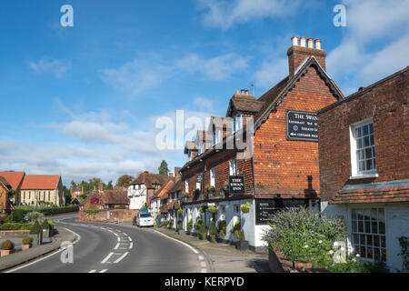 Le Swan public house, St Marys church et chalets sur la rue principale de Chiddingfold village de Surrey, UK Banque D'Images