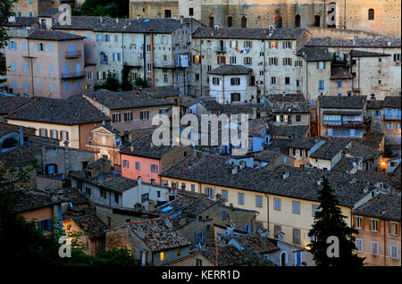 Voir d'Urbino, maisons de la vieille ville, le soir, Marches, Italie Banque D'Images