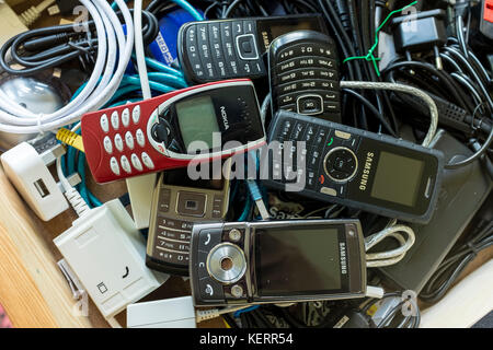 Drawerful désaffectée de téléphones mobiles qui utilisent des techniques anciennes Banque D'Images