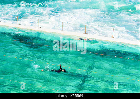 Les nageurs apprécient les eaux cristallines de la piscine extérieure Et de l'eau de mer autour de la plage de Bondi et de la promenade côtière De Coogee à Bondi à Sydney Austr Banque D'Images