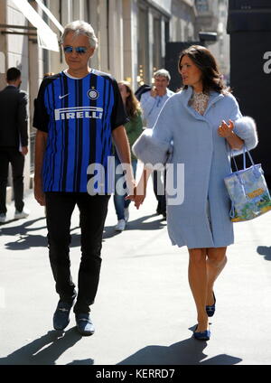 Andrea Bocelli portant un maillot intérieur Inter Milan en dehors et au sujet de son épouse Veronica Berti à Milan Avec: Andrea Bocelli, Veronica Berti Où: Milan, Italie Quand: 21 Sep 2017 crédit: IPA/WENN.com **disponible Uniquement pour publication au Royaume-Uni, aux Etats-Unis, en Allemagne, en Autriche, en Suisse** Banque D'Images