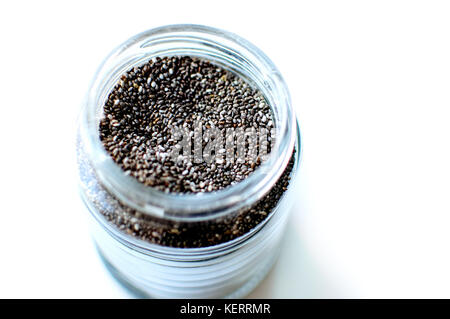 Chia graines dans un bocal de verre, vue du dessus, close-up. Banque D'Images