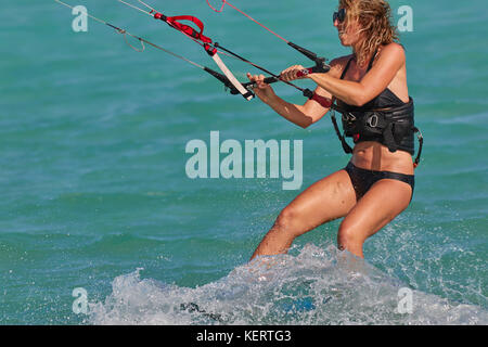 Kite-surf à long bay beach, Providenciales, l'un des plus célèbres des Caraïbes sites de kite-surf, dans les îles Turks et Caicos. Banque D'Images