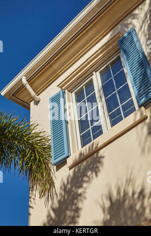 L'architecture au regent village, l'un des principales zones de shopping à Providenciales, la plus touristique des îles Turks et Caicos, dans les Caraïbes Banque D'Images