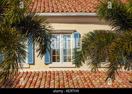 L'architecture au regent village, l'un des principales zones de shopping à Providenciales, la plus touristique des îles Turks et Caicos, dans les Caraïbes Banque D'Images